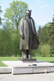 Piemineklis Andrejam Upītim Kronvalda parkā pie Kongresu nama