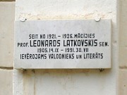 Piemiņas plāksne L.Latkovskim pie Varakļānu pils