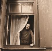 Ojārs Vācietis savas mājas logā Fotogrāfs I. Prēdelis