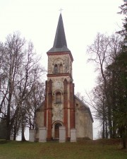 Valles luterāņu baznīca rudenī