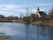Baznīca atrodas pie nelielas ūdenstilpnes