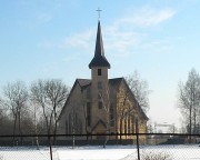 Olaines katoļu baznīca no meža puses